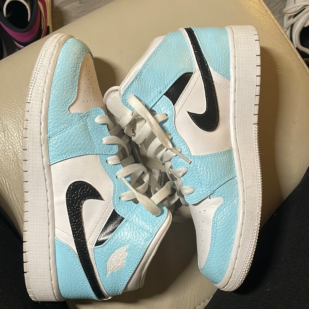 AIR JORDAN RETRO 1 MID CASUAL SHOES BLUE AND BLACK Youth 6.5 Women’s 8